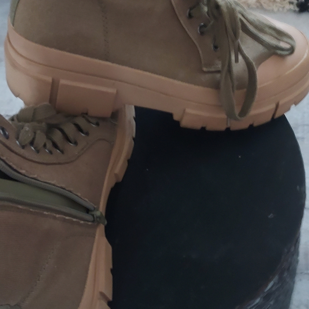 Boots - Picture 3 of 6